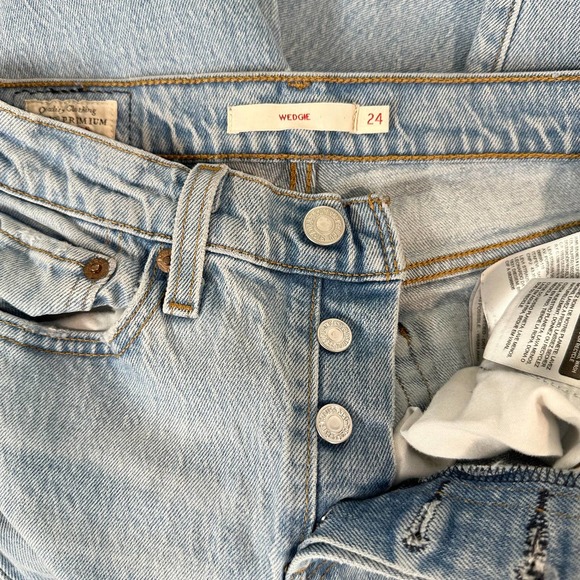 Levi’s Wedgie Icon Ankle Jeans High Rise Button Fly in Bright Side Light Wash - Picture 11 of 12